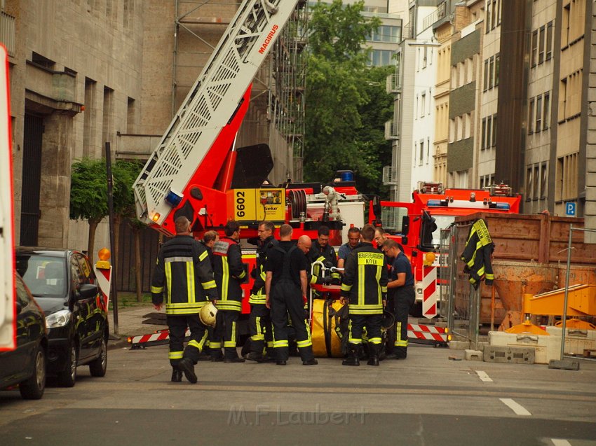 Person auf Baukran Koeln Christophstr P125.JPG